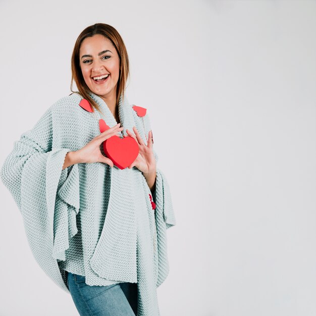 Mujer feliz con corazón en estudio