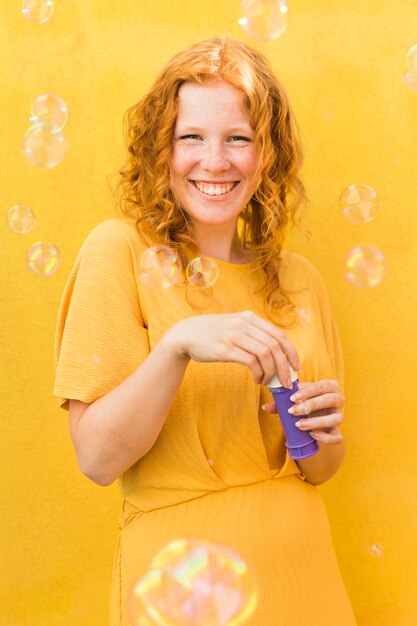 Mujer feliz con creador de burbujas