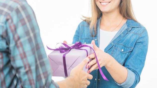 Mujer feliz dando regalos a su novio