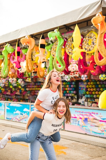 Mujer feliz dando a su amigo cuestas paseo