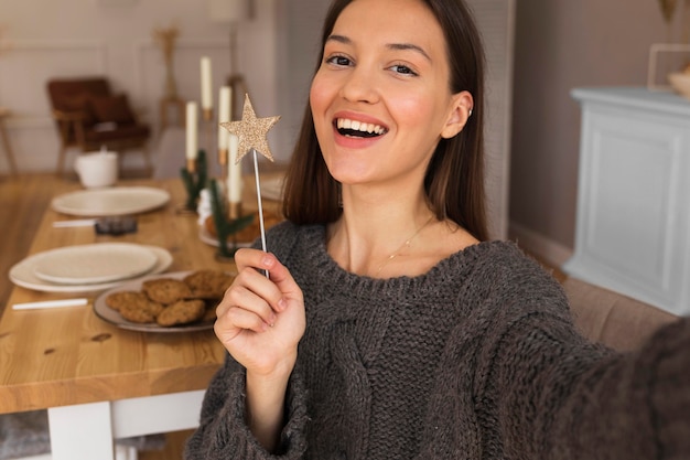 Foto gratuita mujer feliz con decoración de estrellas y tomando selfies