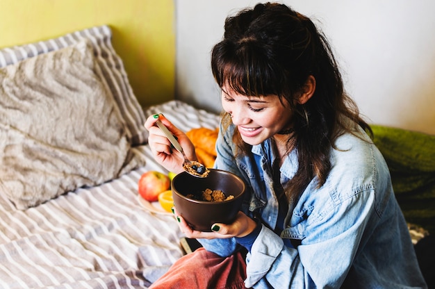 Mujer feliz desayuno en la cama