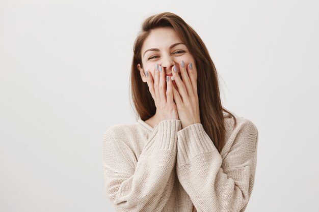 Mujer feliz despreocupada riendo de broma