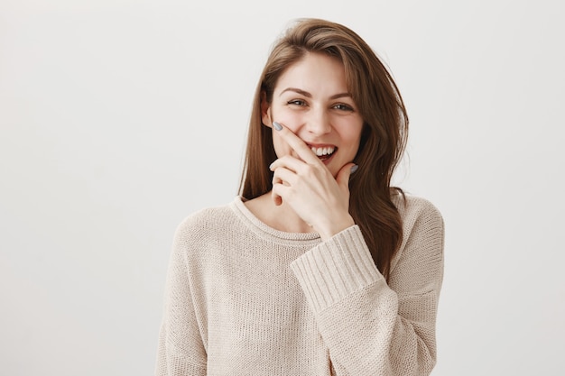 Mujer feliz despreocupada riendo de broma