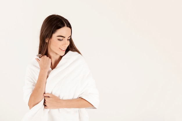 Mujer feliz después de un baño