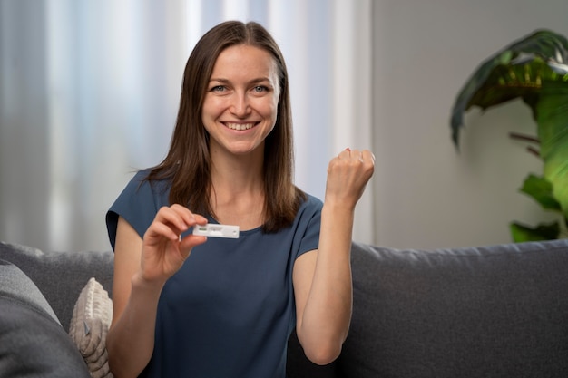 Foto gratuita mujer feliz después de obtener un resultado negativo en la prueba de covid