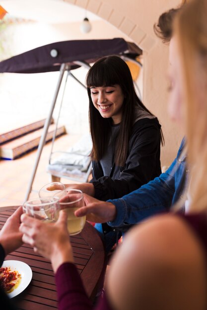 Mujer feliz disfrutando de alcohol con sus amigos