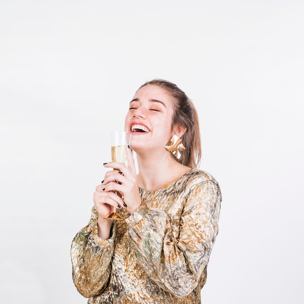 Mujer feliz disfrutando de una copa de champán