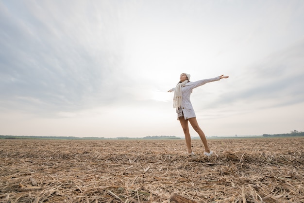 Mujer feliz disfrutando de la naturaleza idílica, celebrando la libertad y levantando los brazos.