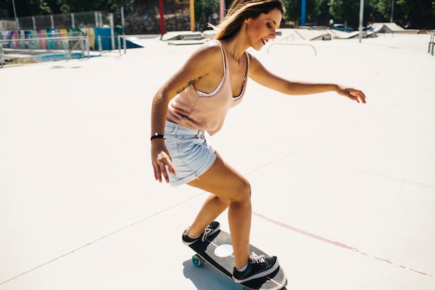 Mujer feliz disfrutando de la sesión de patinaje