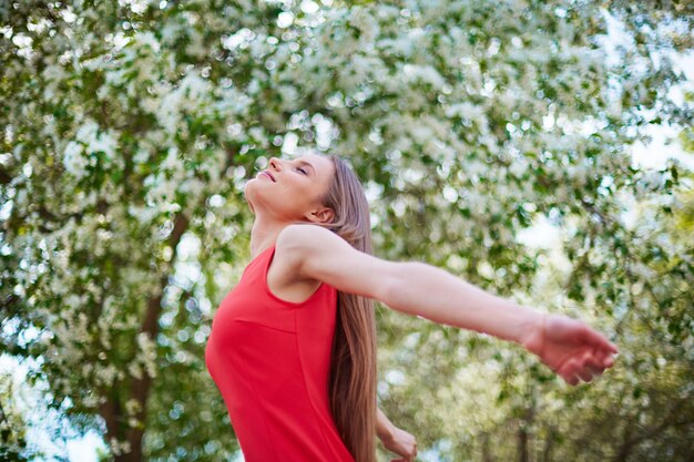 Mujer feliz disfrutando de su libertad