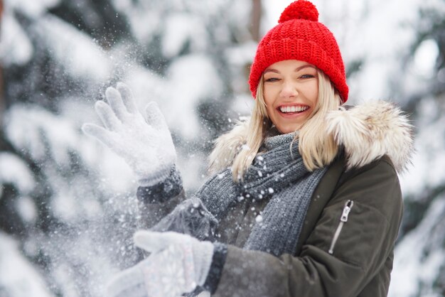 Mujer feliz divirtiéndose durante el invierno