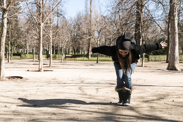 Mujer feliz divirtiéndose en el parque de primavera