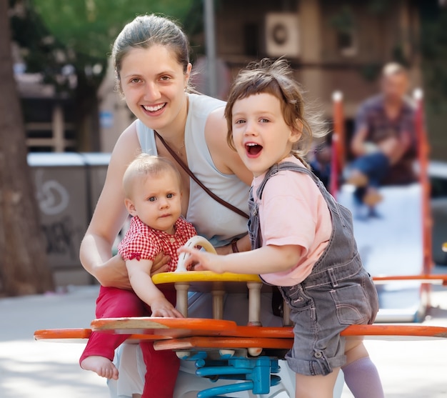 Mujer feliz con dos hijos