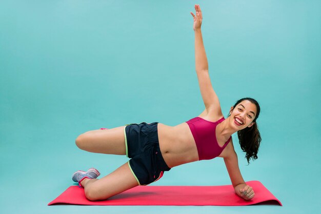 Mujer feliz ejercitando brazos y piernas