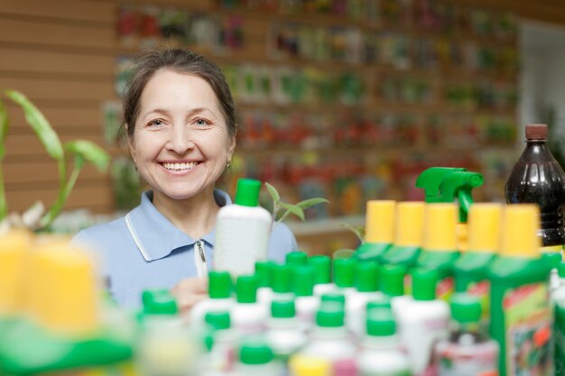 La mujer feliz elige el fertilizante líquido