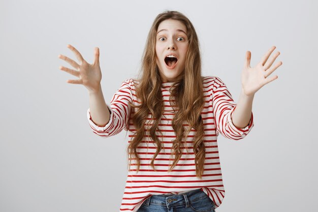 Mujer feliz emocionada llegando a manos para atrapar algo