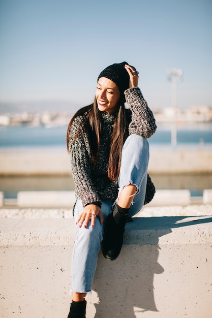 Foto gratuita mujer feliz en entorno urbano