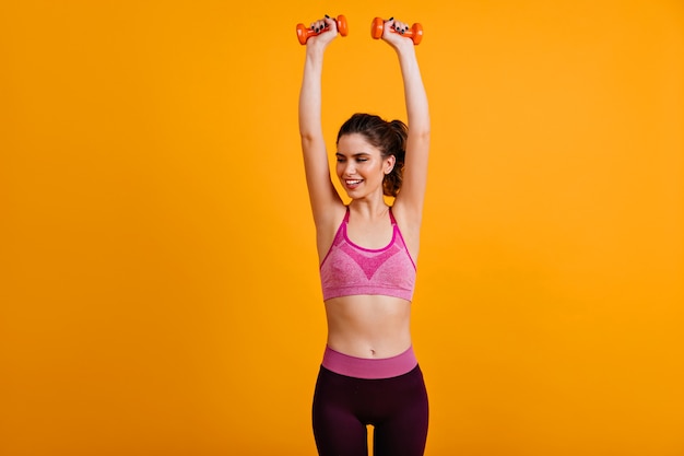 Mujer feliz entrenando con pesas