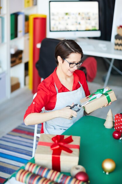 Mujer feliz envolver regalos o regalos de Navidad