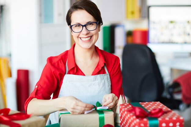 Mujer feliz envolver regalos o regalos de Navidad