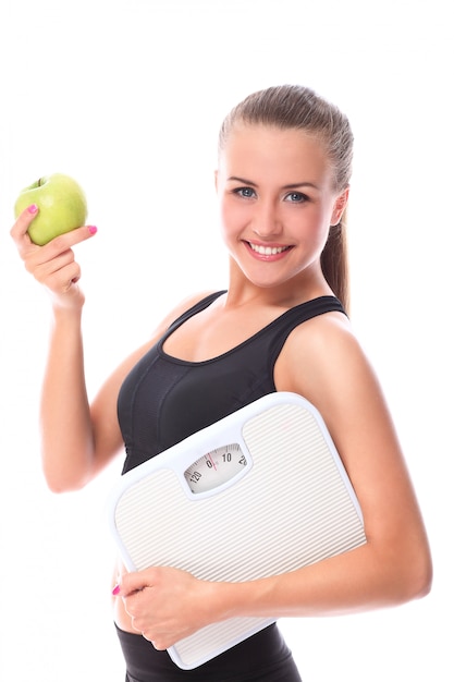 Mujer feliz con escamas y manzana verde