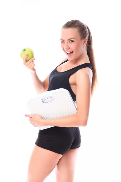 Mujer feliz con escamas y manzana verde