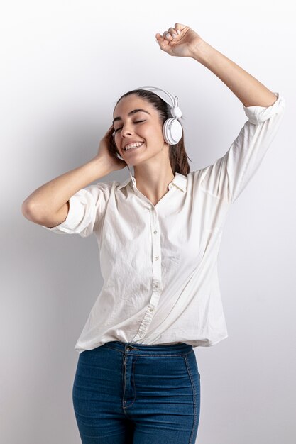 Mujer feliz escuchando música en auriculares