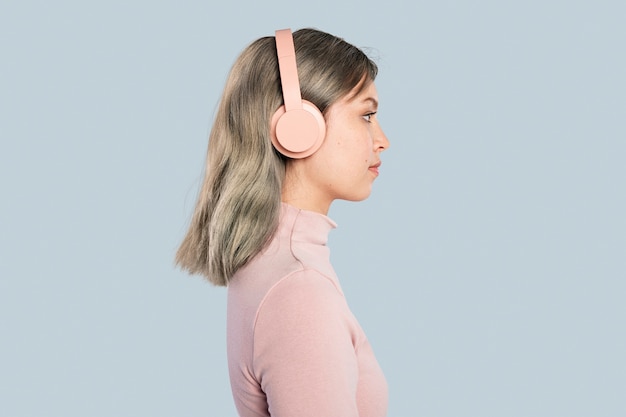 Mujer feliz escuchando música con auriculares