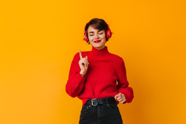 Mujer feliz escuchando música con los ojos cerrados