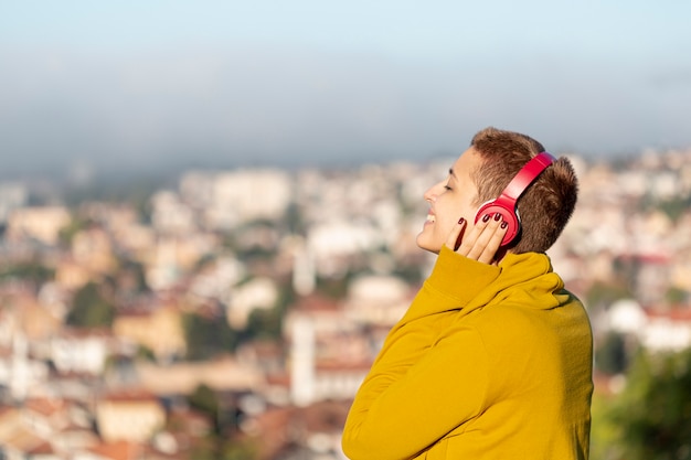 Mujer feliz escuchando música