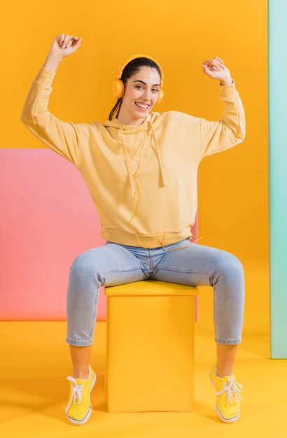 Mujer feliz escuchando música