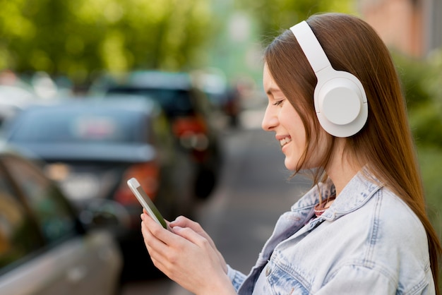 Foto gratuita mujer feliz escuchando música