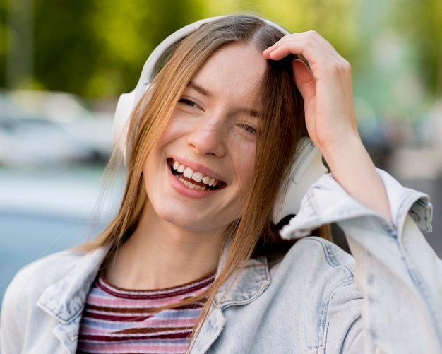 Foto gratuita mujer feliz escuchando música