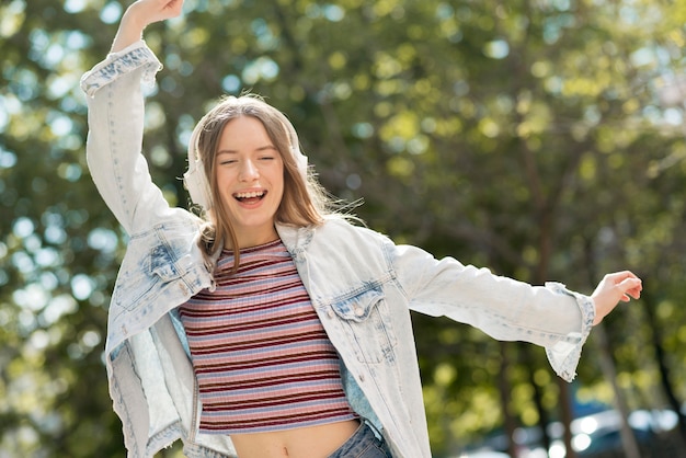 Foto gratuita mujer feliz escuchando música