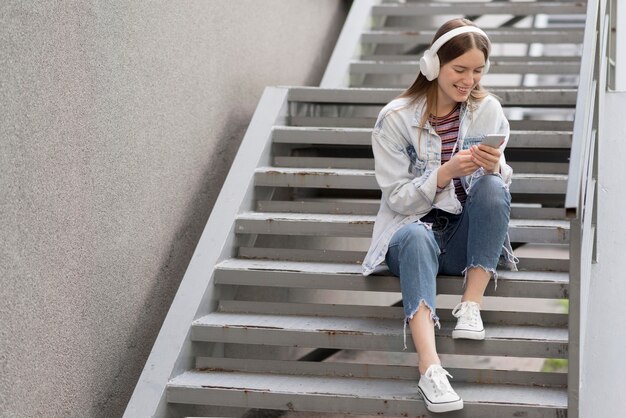 Foto gratuita mujer feliz escuchando música