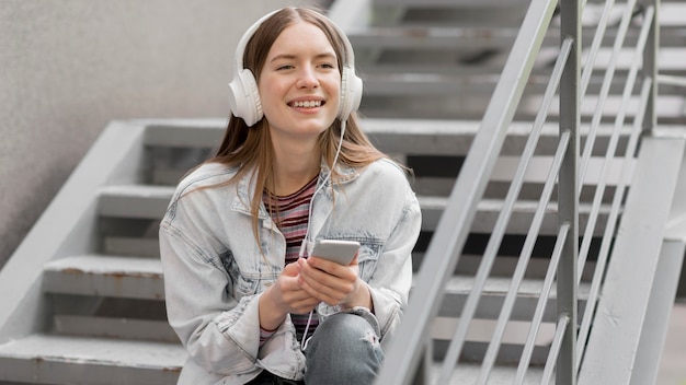 Foto gratuita mujer feliz escuchando música