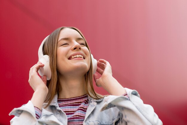 Foto gratuita mujer feliz escuchando música