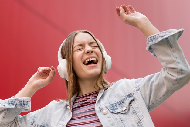 Mujer feliz escuchando música