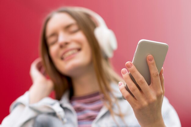 Mujer feliz escuchando música