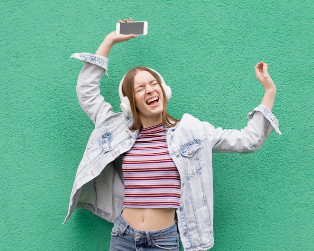 Foto gratuita mujer feliz escuchando música