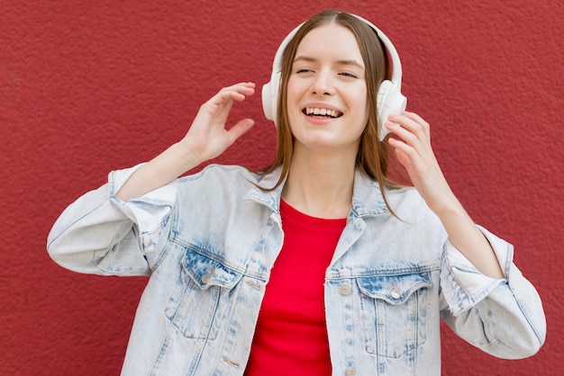 Foto gratuita mujer feliz escuchando música