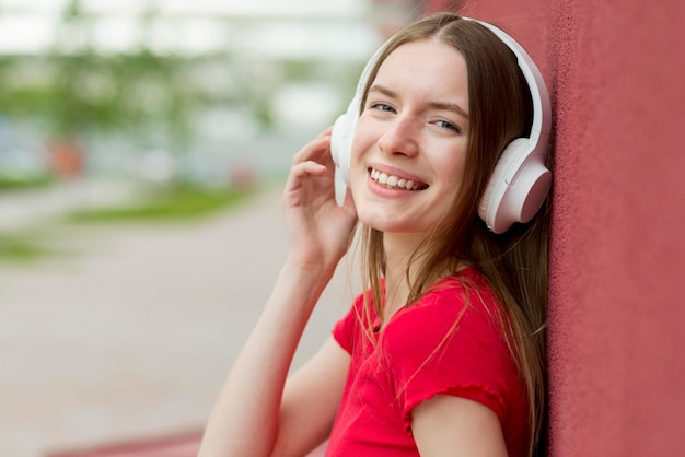 Mujer feliz escuchando música