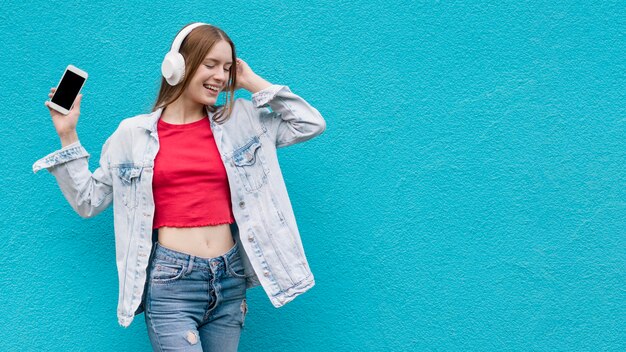 Mujer feliz escuchando música