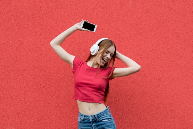 Mujer feliz escuchando música