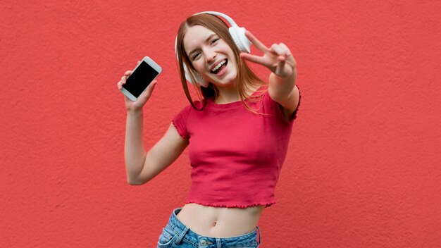 Mujer feliz escuchando música