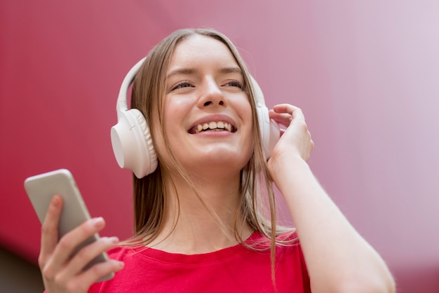 Foto gratuita mujer feliz escuchando música