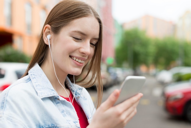 Mujer feliz escuchando música