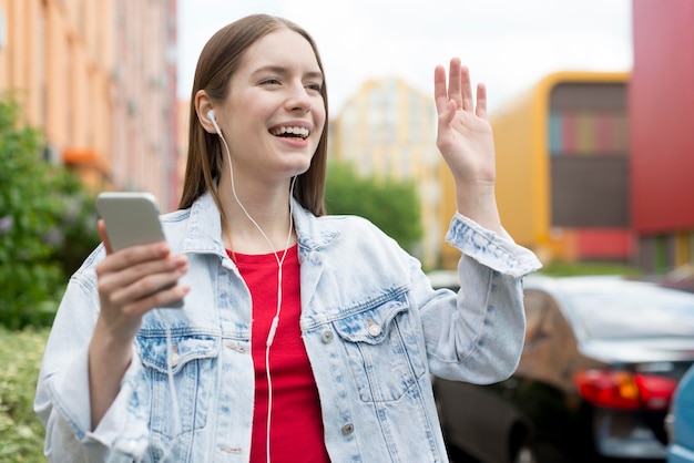 Mujer feliz escuchando música