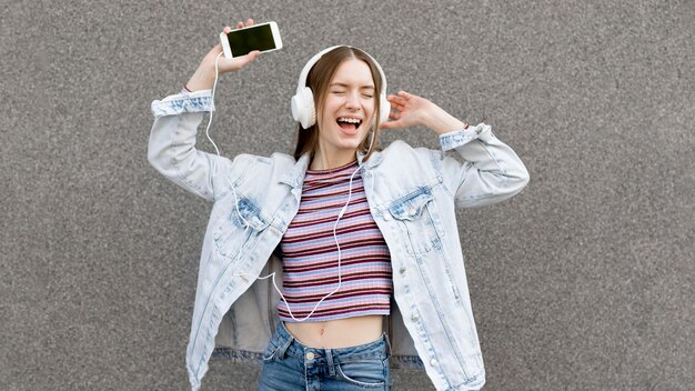 Mujer feliz escuchando música